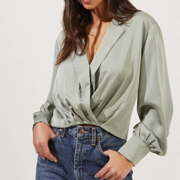 Astr Tops - Astr the Label Green Marietta Satin Surplice Crop Long Sleeve Top XS